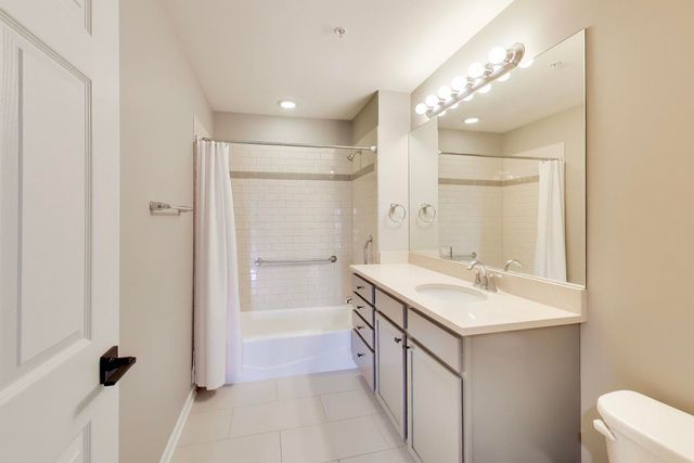 105 Lakeview Drive 307, Bloomingdale, IL 60108