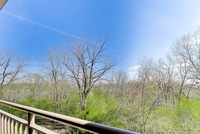 105 Lakeview Drive 307, Bloomingdale, IL 60108