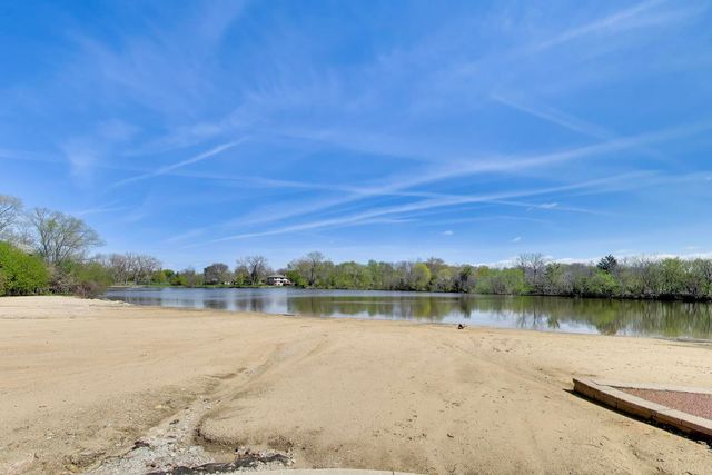 105 Lakeview Drive 307, Bloomingdale, IL 60108