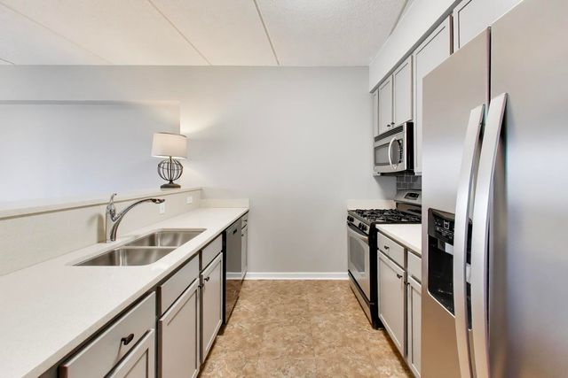 105 Lakeview Drive 307, Bloomingdale, IL 60108