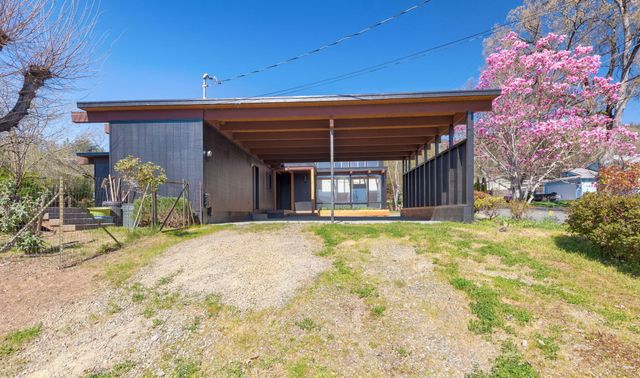 1440 NE 10th Street, Grants Pass, OR 97526