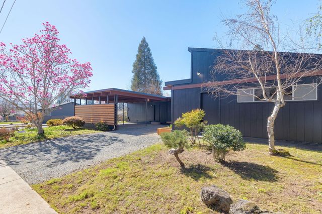 1440 NE 10th Street, Grants Pass, OR 97526