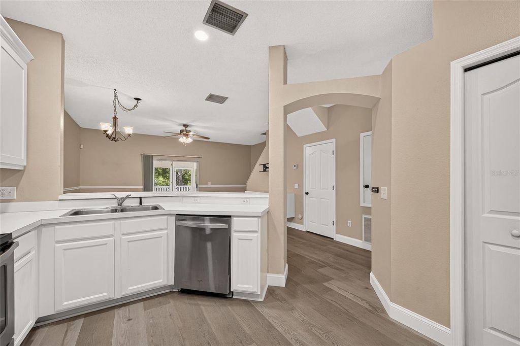 Image 6 of property listing at 4319 DEERMONT CIRCLE, Tampa, FL 33624