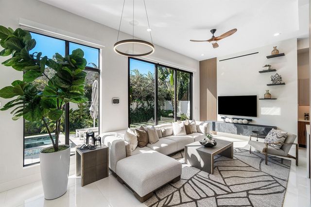 450 NE 10th Street, Boca Raton, FL 33432
