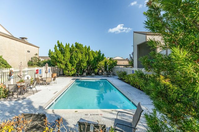 7098 N Holiday Drive, Galveston, TX 77550