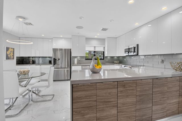7665 Glendevon Lane 1605, Delray Beach, FL 33446