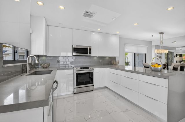 7665 Glendevon Lane 1605, Delray Beach, FL 33446