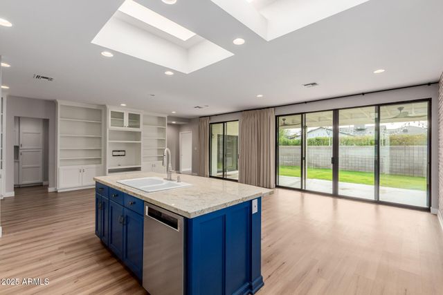 5001 E MITCHELL Drive, Phoenix, AZ 85018