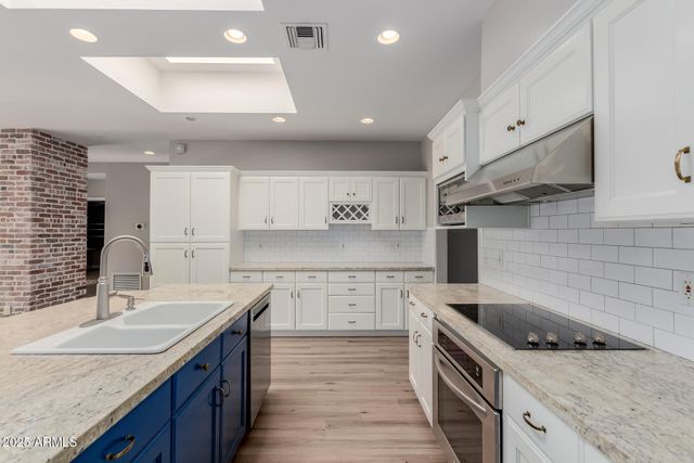 5001 E MITCHELL Drive, Phoenix, AZ 85018