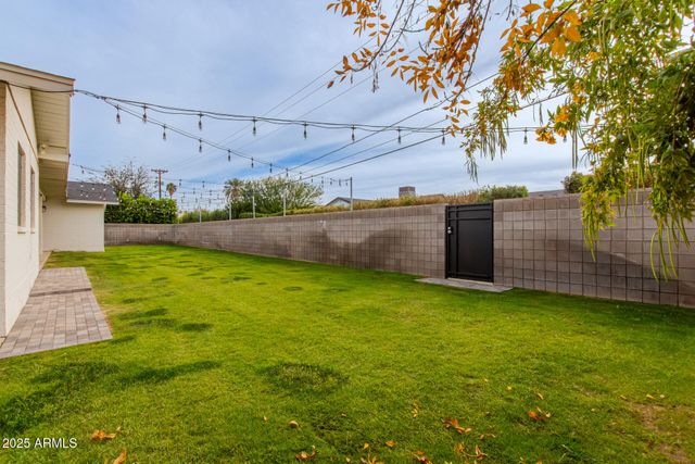 5001 E MITCHELL Drive, Phoenix, AZ 85018