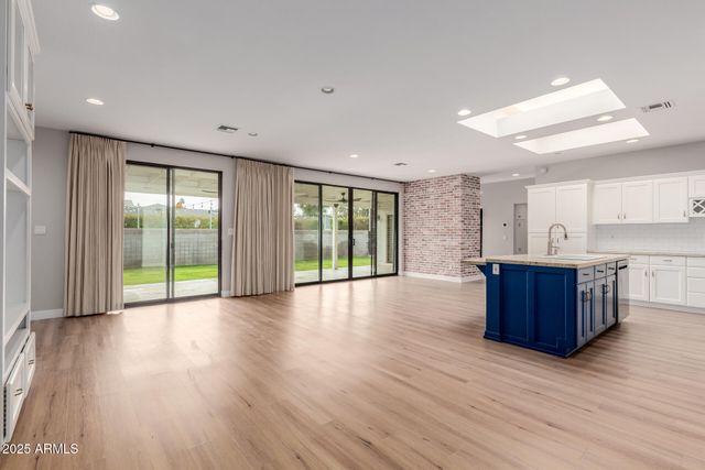 5001 E MITCHELL Drive, Phoenix, AZ 85018