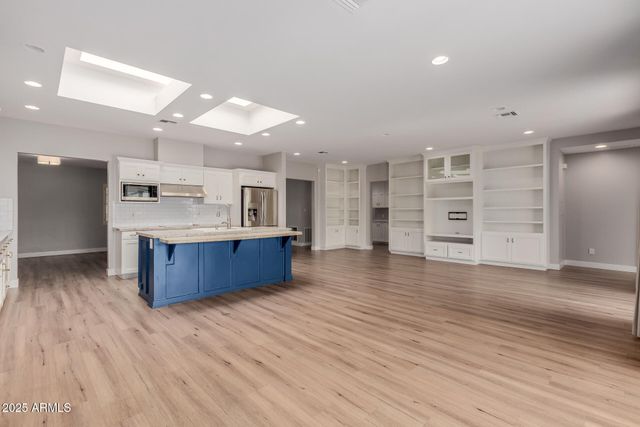 5001 E MITCHELL Drive, Phoenix, AZ 85018