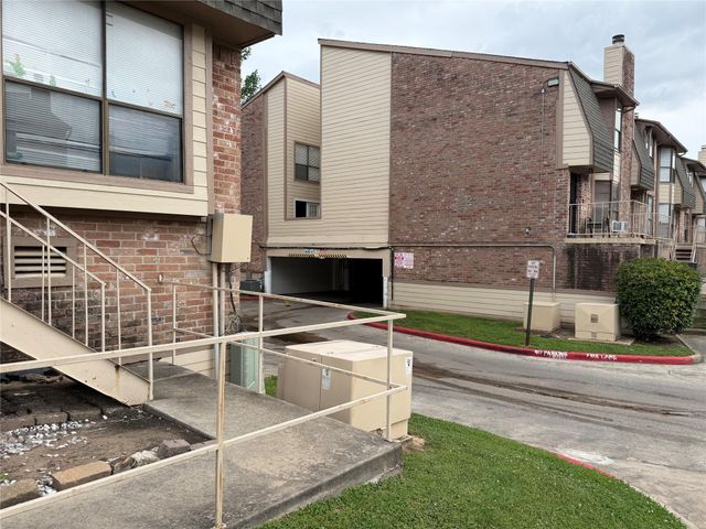 2103 Place Rebecca Lane D10, Houston, TX 77090