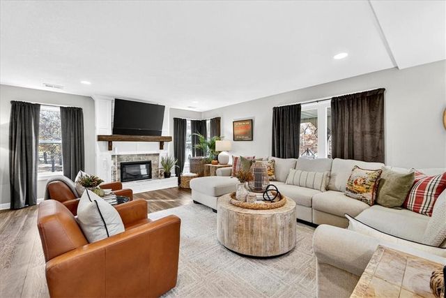 19661 171st Street, Basehor, KS 66007