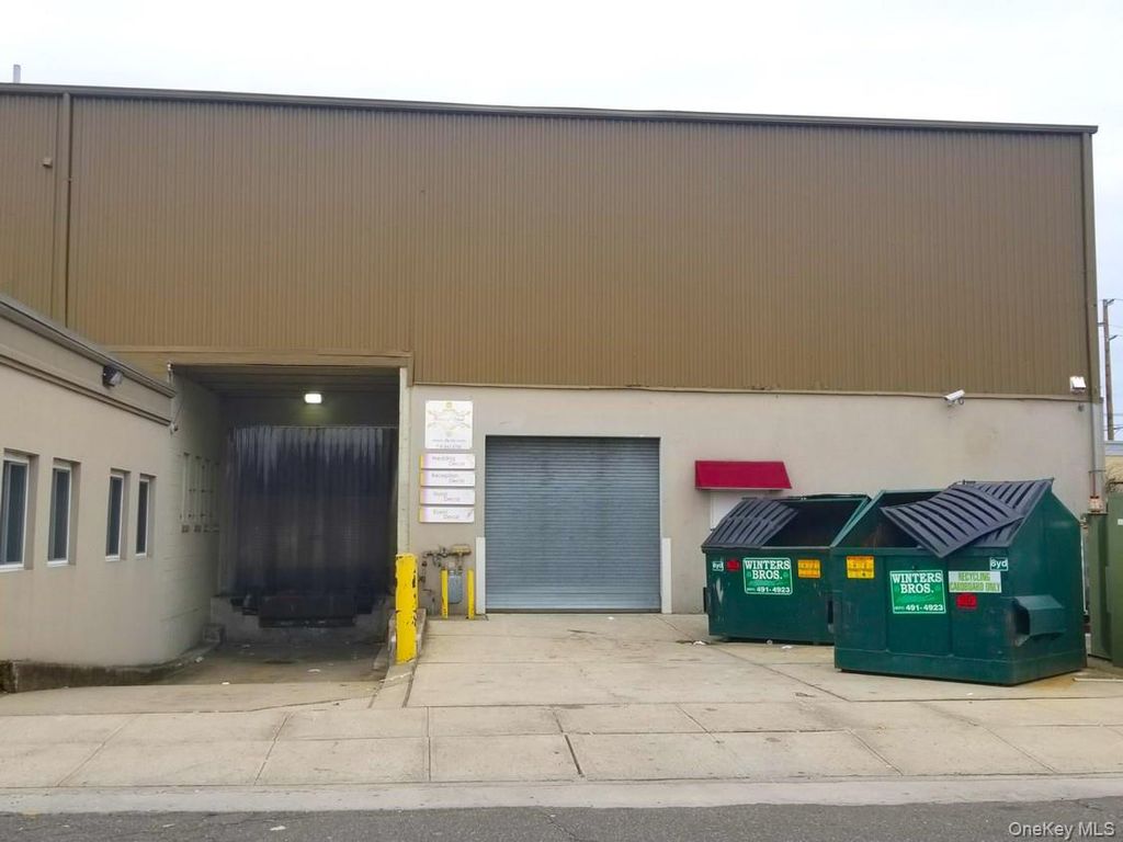131 Liberty Ave, Mineola, NY 11501 — exterior