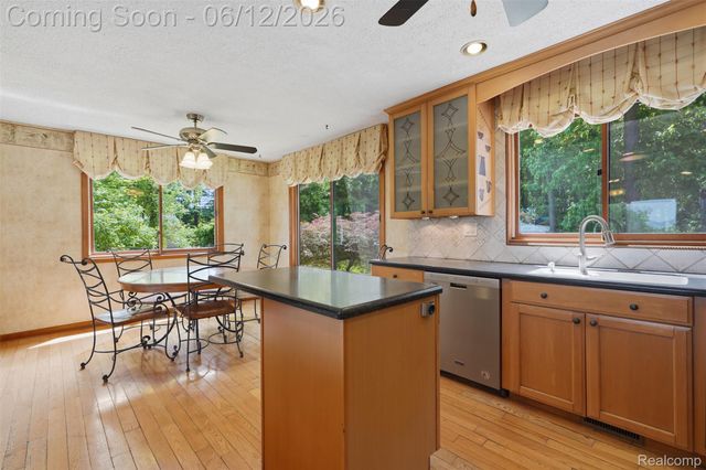 380 Sunset, White Lake Charter Township, MI 48383