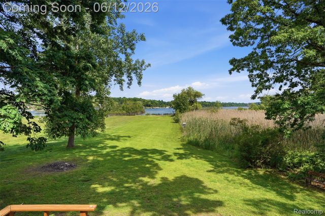 380 Sunset, White Lake Charter Township, MI 48383