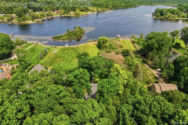 380 Sunset, White Lake Charter Township, MI 48383