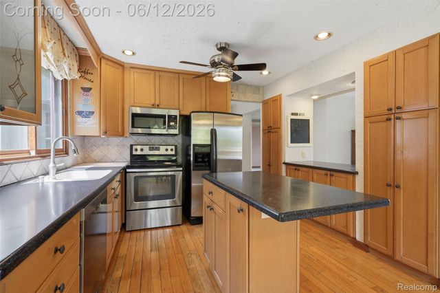 380 Sunset, White Lake Charter Township, MI 48383