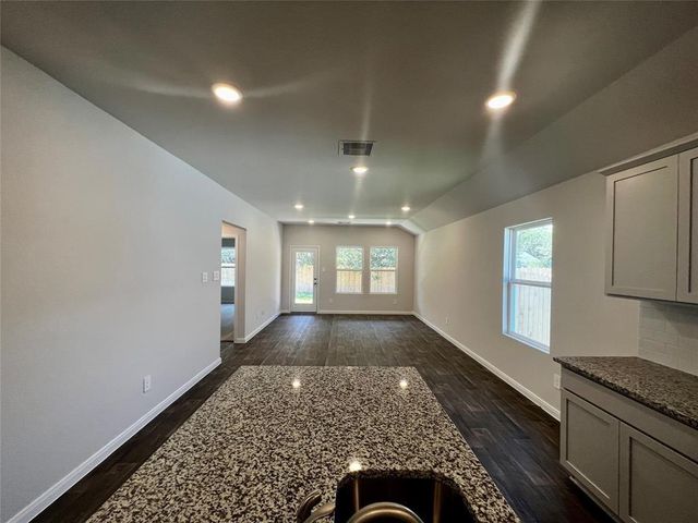 1337 Camden LN, Lockhart, TX 78644