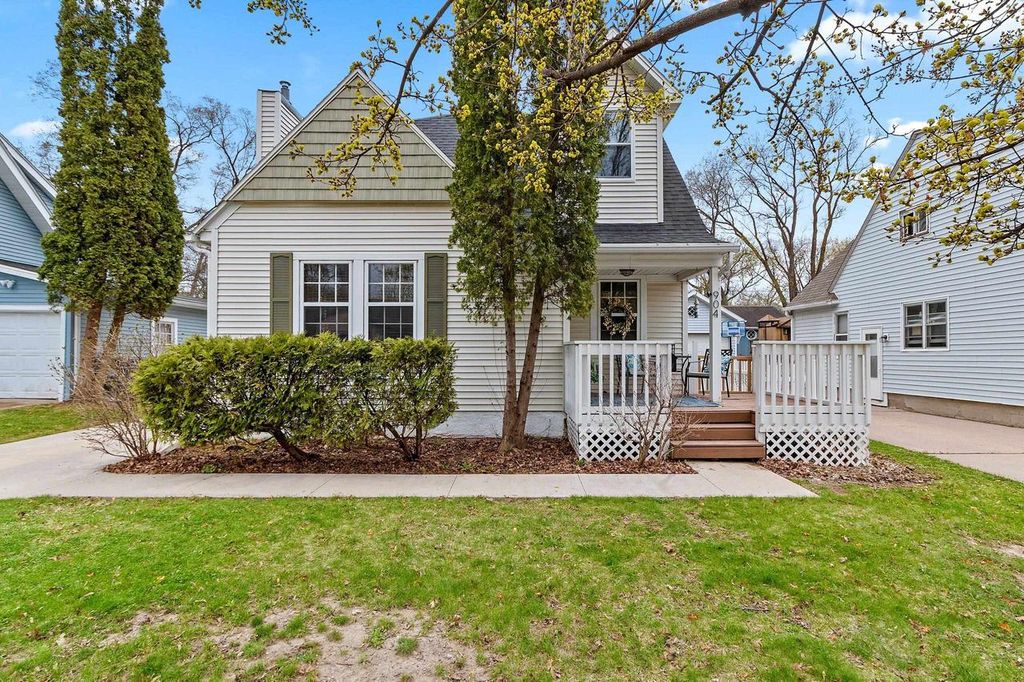 904 ALLOUEZ TERRACE, Green Bay, WI 54301