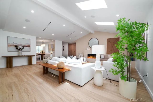 13946 Chandler, Sherman Oaks, CA 91401