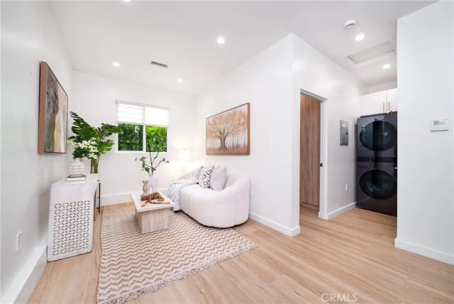 13946 Chandler, Sherman Oaks, CA 91401