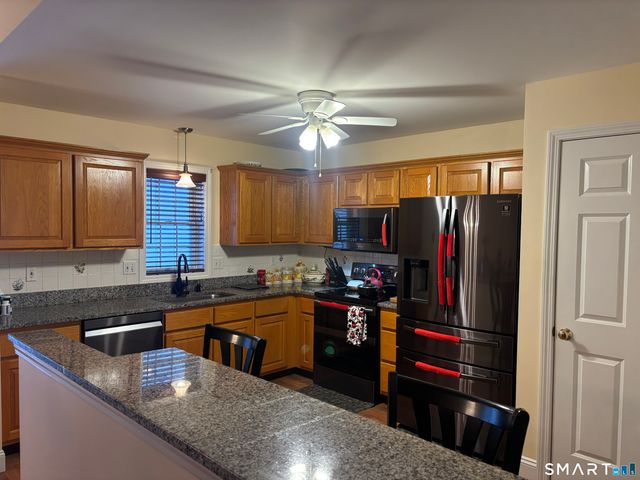 162 Thistle Pond Drive 162, Bloomfield, CT 06002