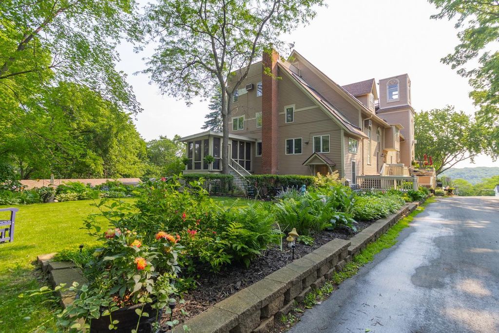 240 Oak Street W 240, Stillwater, MN 55082 — exterior