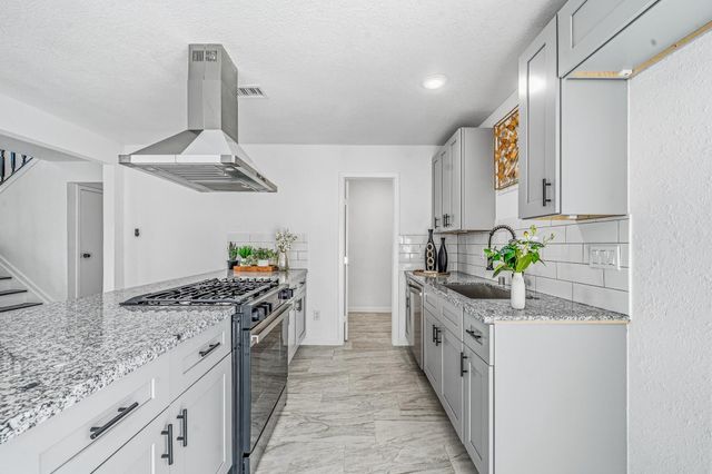 713 Sugar Hill Drive, La Porte, TX 77571