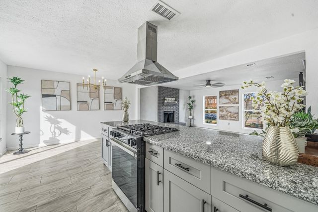 713 Sugar Hill Drive, La Porte, TX 77571