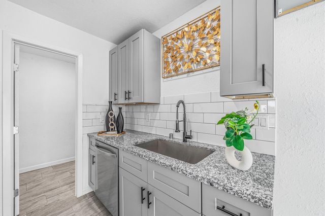 713 Sugar Hill Drive, La Porte, TX 77571