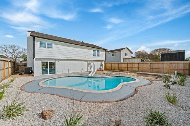 713 Sugar Hill Drive, La Porte, TX 77571