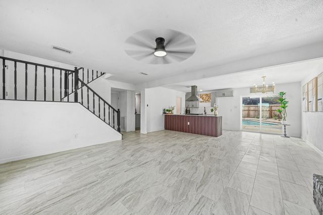 713 Sugar Hill Drive, La Porte, TX 77571