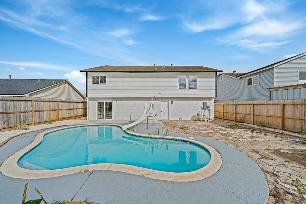 713 Sugar Hill Drive, La Porte, TX 77571