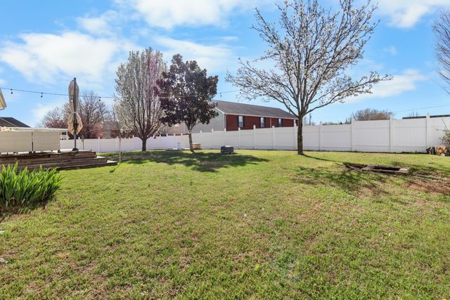 2355 Ellsworth Dr, Clarksville, TN 37043