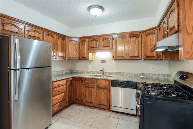 17816 Greentree Avenue, Independence, MO 64057