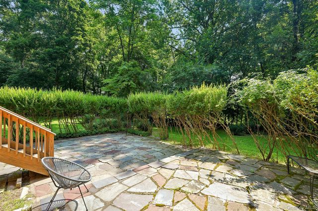 2 Cobblestone Road, Airmont, NY 10952