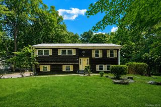 2 Cobblestone Road, Airmont, NY 10952