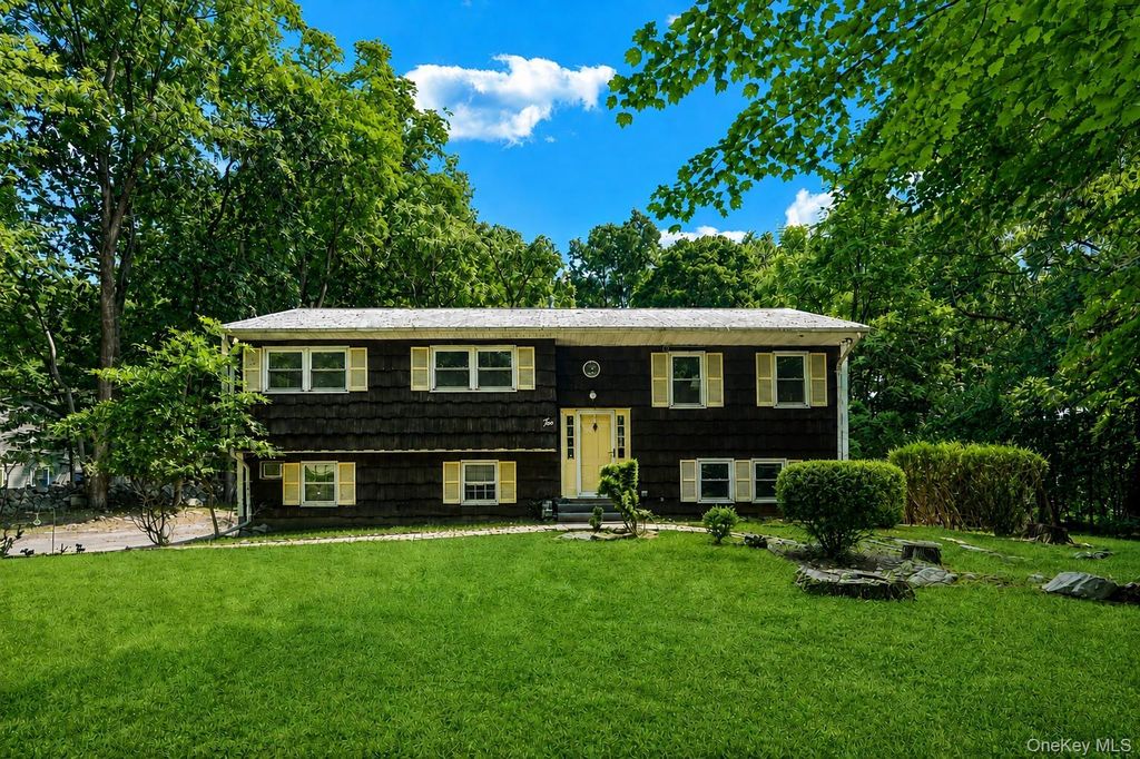 2 Cobblestone Road, Airmont, NY 10952