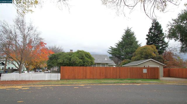 1002 Warren St, Martinez, CA 94553