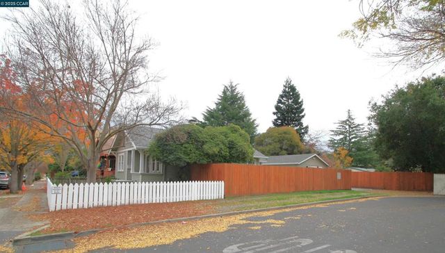 1002 Warren St, Martinez, CA 94553