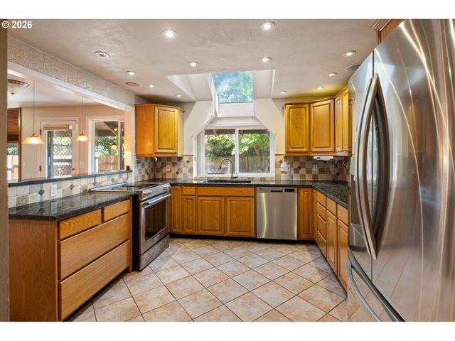 380 LODENQUAI Ln, Eugene, OR 97404