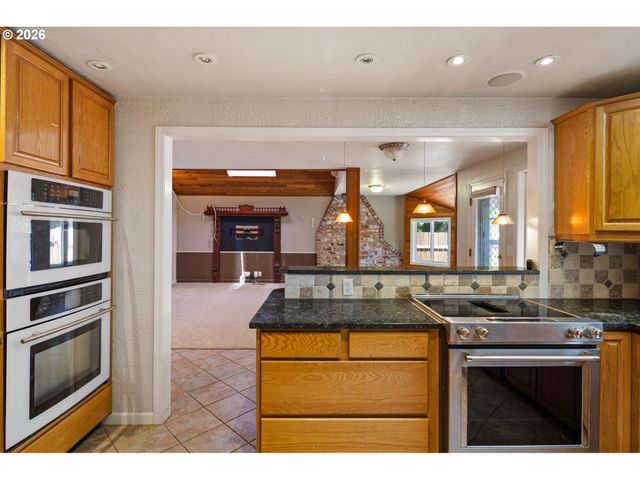 380 LODENQUAI Ln, Eugene, OR 97404
