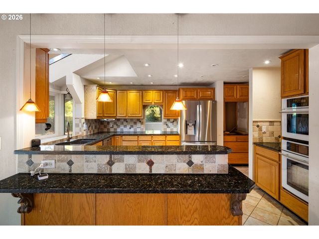 380 LODENQUAI Ln, Eugene, OR 97404