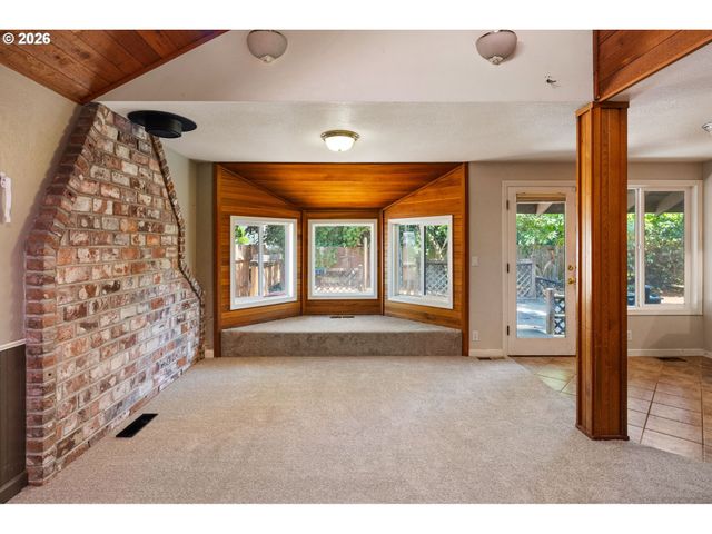 380 LODENQUAI Ln, Eugene, OR 97404
