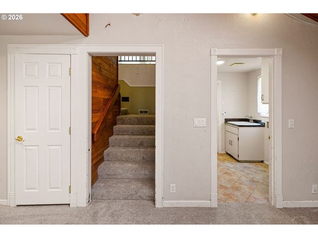 380 LODENQUAI Ln, Eugene, OR 97404