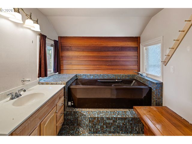 380 LODENQUAI Ln, Eugene, OR 97404