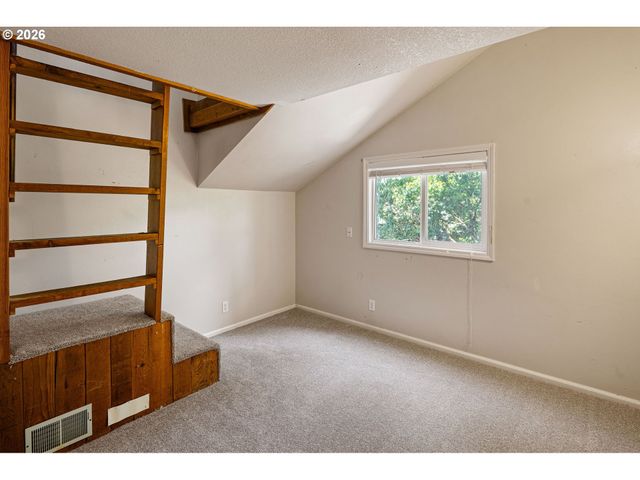 380 LODENQUAI Ln, Eugene, OR 97404