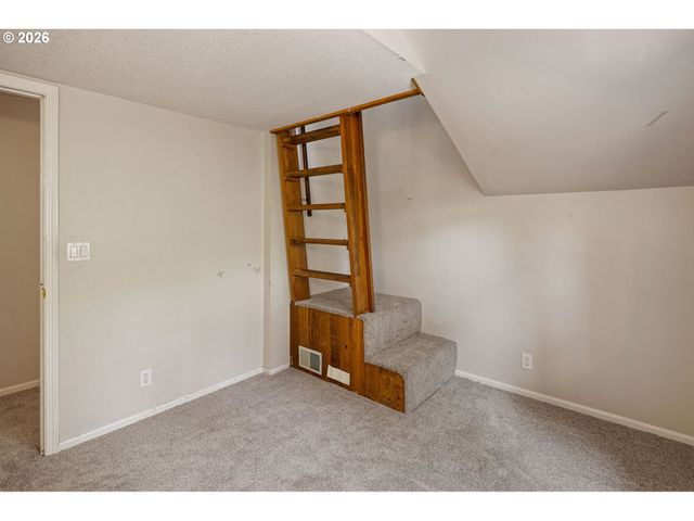 380 LODENQUAI Ln, Eugene, OR 97404